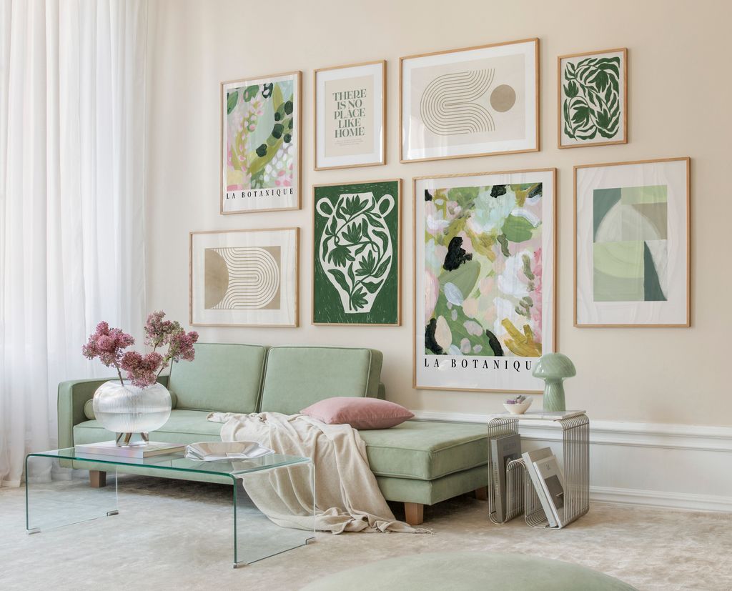 Pared decorada con una composición de láminas en tonos verdes