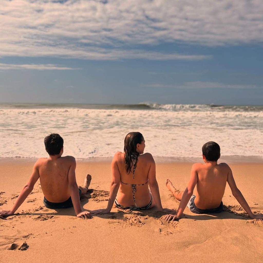 La periodista Alejandra Herranz con sus dos hijos, Teo y Marcos