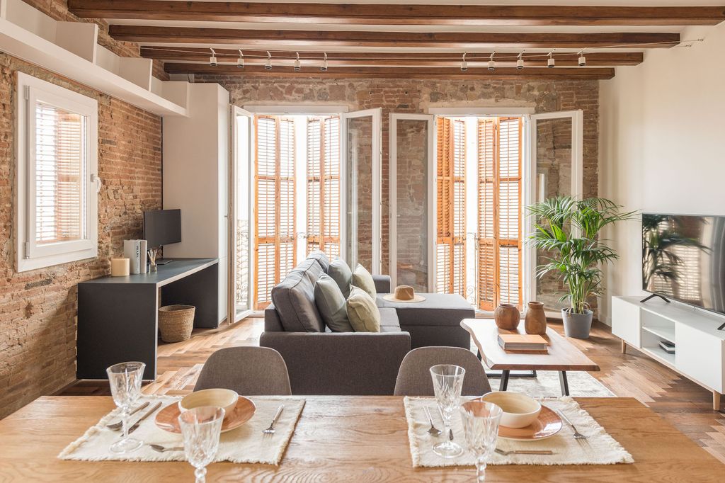 Salón con ventanas blancas.