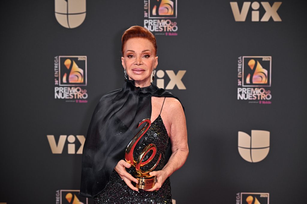Paloma San Basilio recibe un galardón en los Premios Lo Nuestro en Miami
