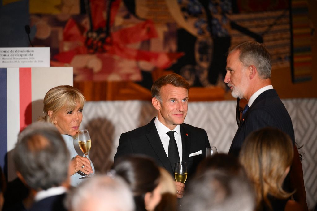 Emmanuel Macron con su mujer Brigitte Macron y el Rey