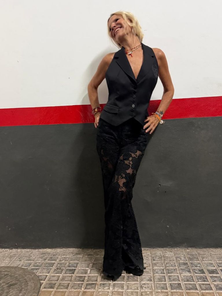 Eugenia Martínez de Irujo con pantalones negros de encaje y chaleco del mismo color.