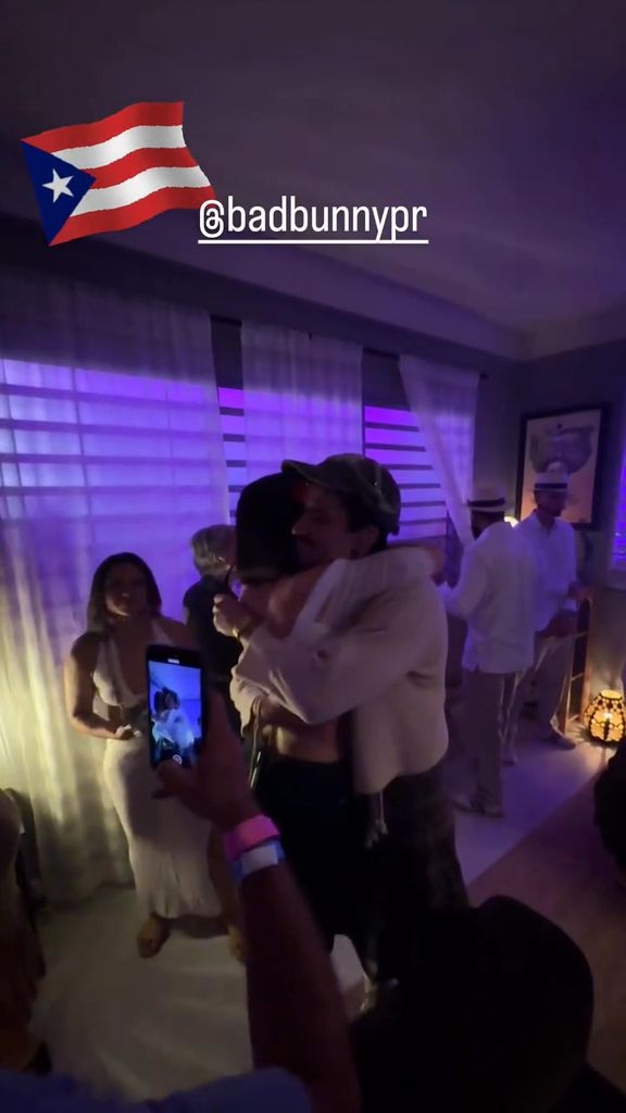 Dayanara Torres se encontró con Bad Bunny, a quien saludó con un gran abrazo 