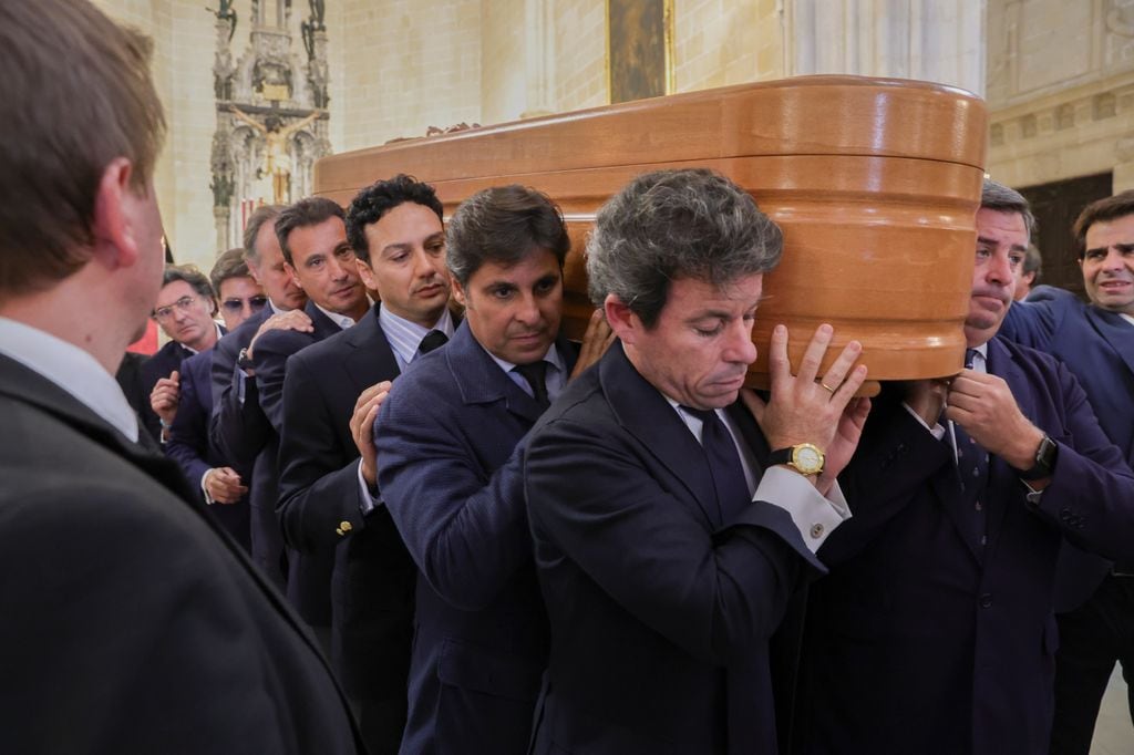 Francisco Rivera y Álvaro Montes lideran el cortejo fúnebre de Rafael de Paula
