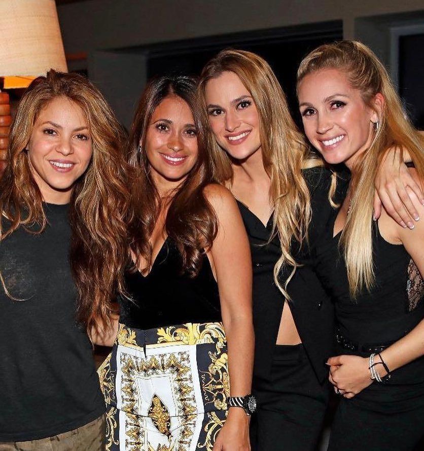 Shakira con Antonela Rocuzzo, Elena Galera y Sofía Balbi.