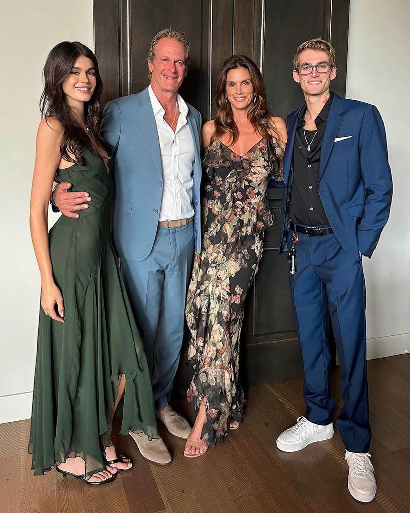 Cindy Crawford, su marido, Rande Gerber, y su hija Kaia permanecieron al lado de Presley durante sus momentos más difíciles y celebraron públicamente cada paso que daba para recuperarse