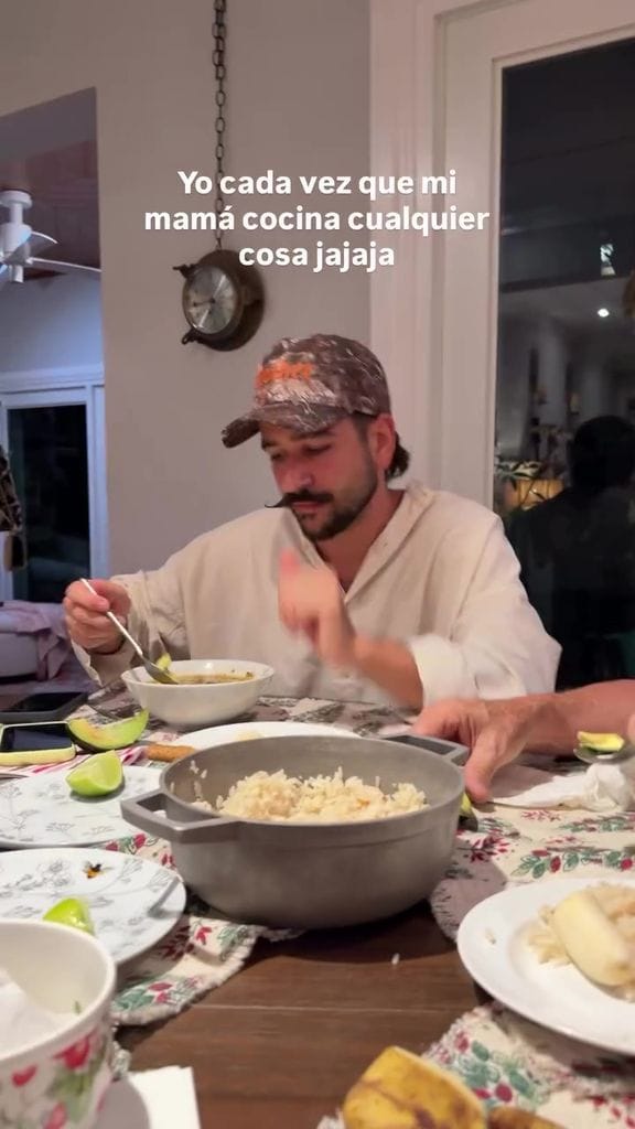 Camilo disfrutó de un platillo colombiano preparado por sus padres.