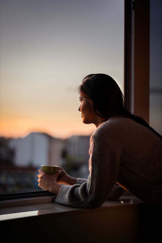 chica mirando ventana