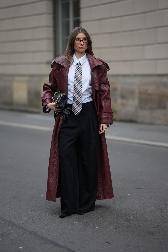 Los accesorios y las capas pueden llevar tu atuendo de clásico a sofisticado. 