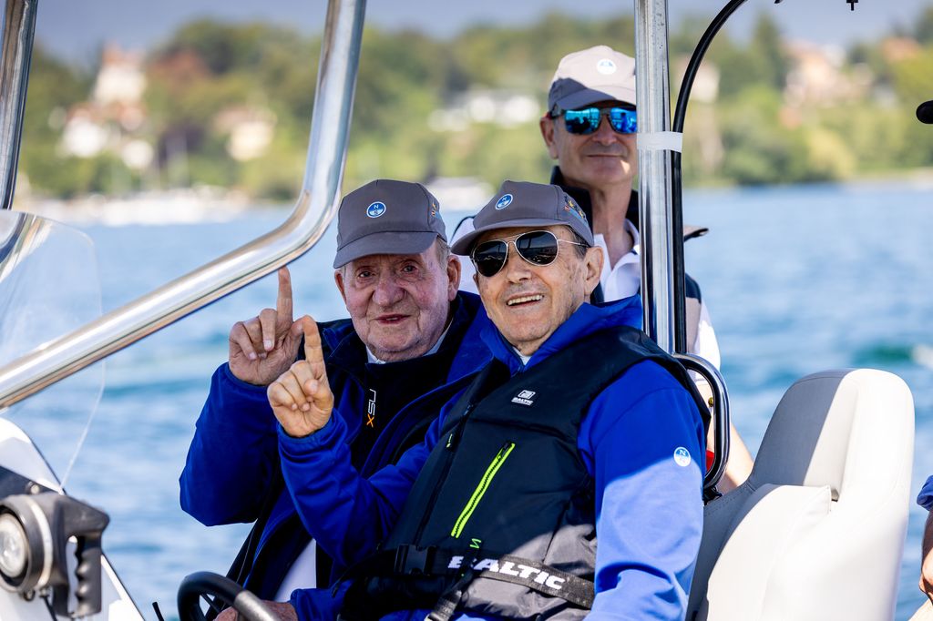 El rey Juan Carlos I y Pedro Campos, director del equipo Bribón, celebran la victoria.