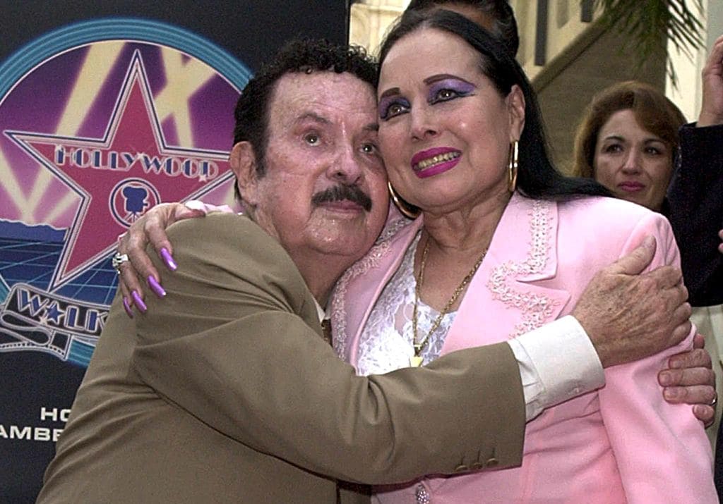 Antonio Aguilar y su esposa Flor Silvestre en el Paseo de la Fama de Hollywood, en septiembre de 2000. 