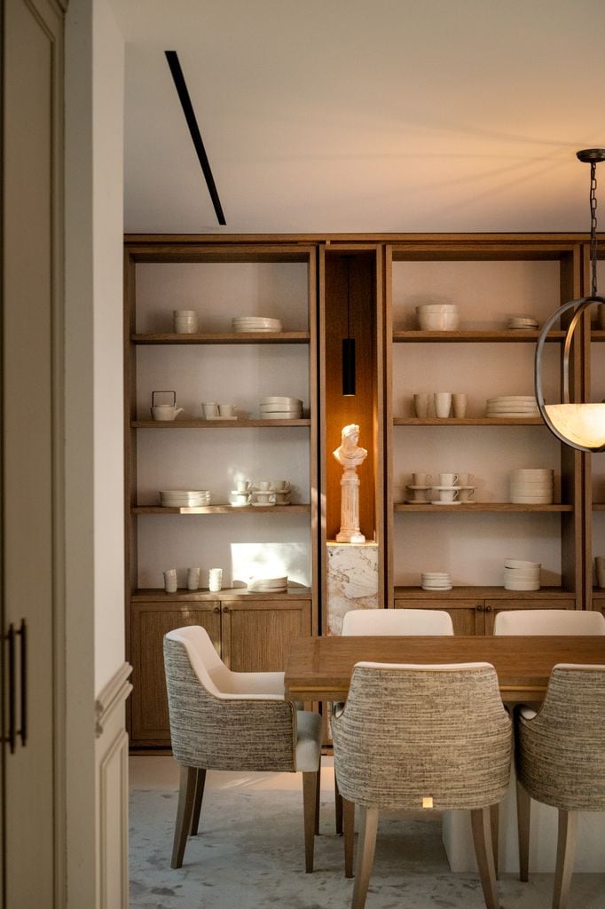 Estanterías de madera en el comedor