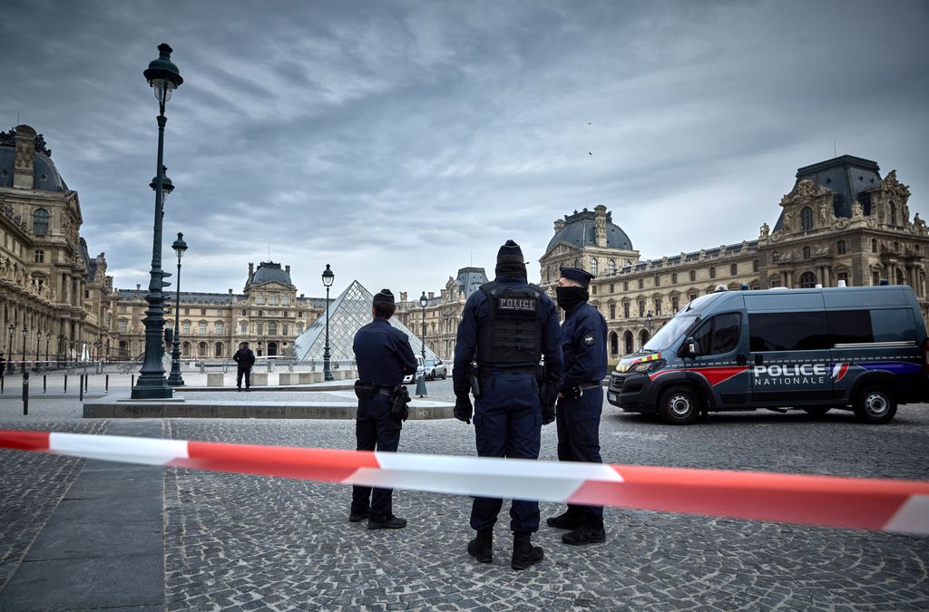La policía francesa custodia el acceso al Louvre tras el robo sufrido