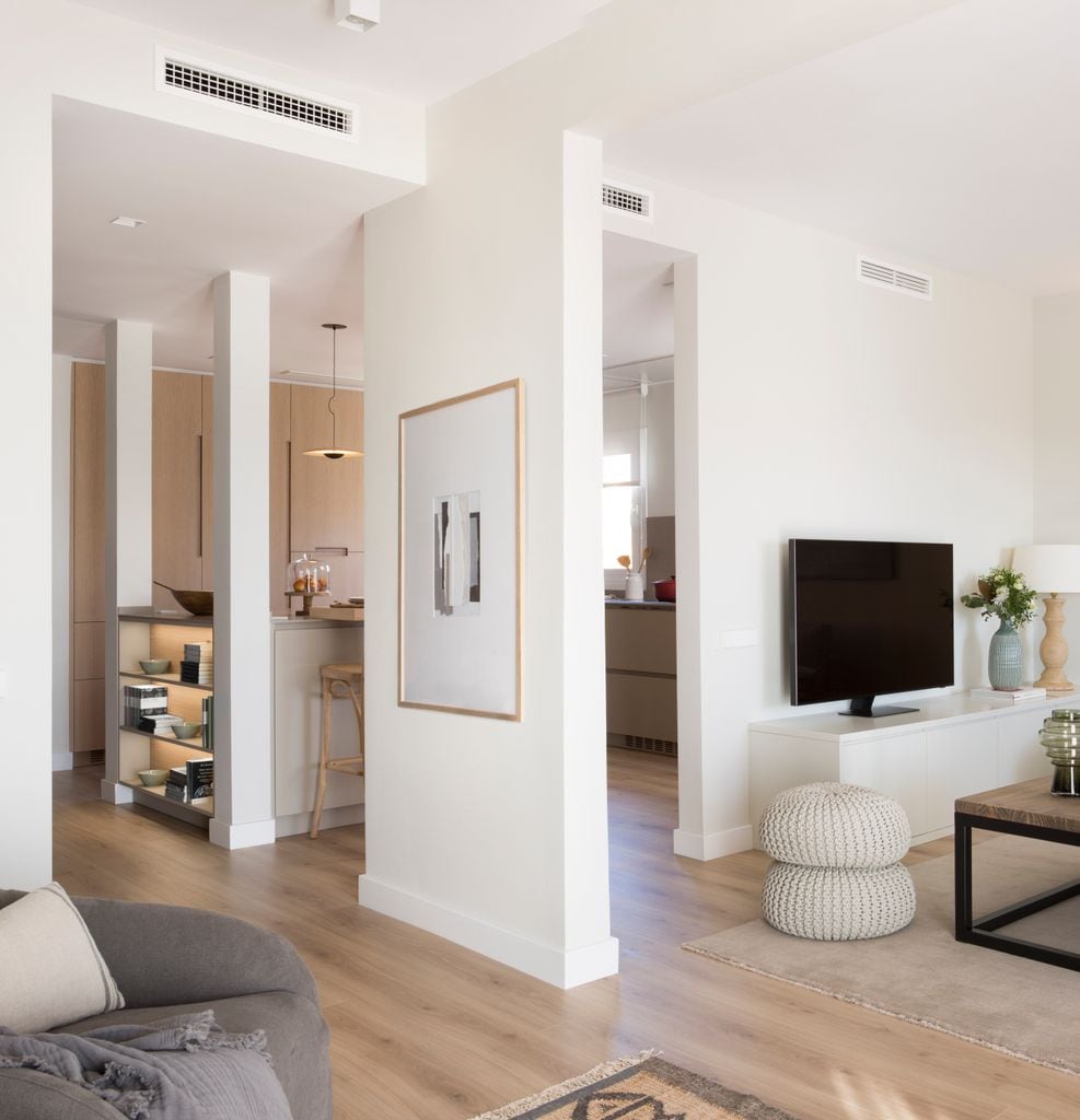 Cocina con módulo diseñado entre dos columnas