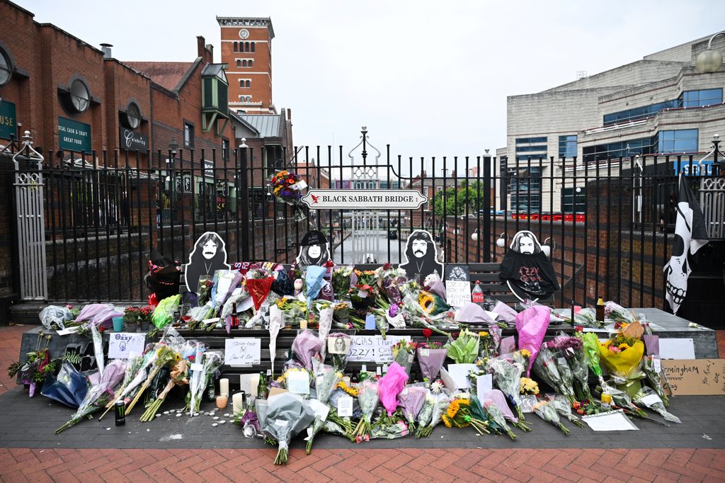 Una foto tomada el 23 de julio en Birmingham, en el memorial del puente Black Sabbath, donde se instaló una ofrenda en memoria de Ozzy Osbourne. 
