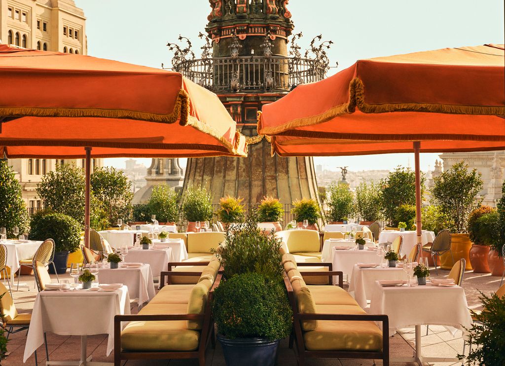 Desde la terraza de Dani Brasserie se contemplan algunos de los edificios más emblemáticos del centro de Madrid mientras se disfruta de la propuesta gastronómica del chef Dani García.
