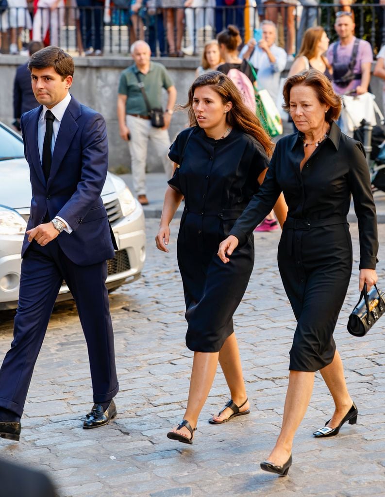 Juan Urquijo con su madre, Beatriz Moreno de Borbón-Dos Sicilias, y su hermana Teresa