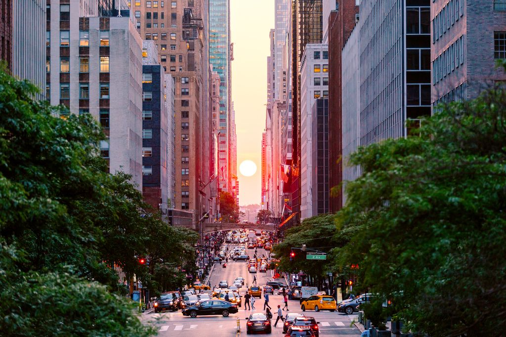 El fenómeno ocurre cuando la puesta de sol coincide casi perfectamente con la inclinación de las calles transversales de Manhattan