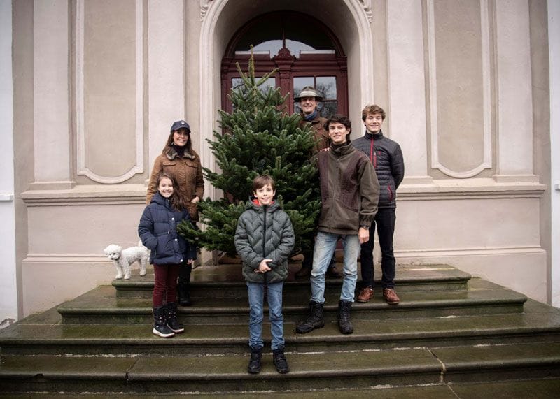 Los príncipe Joaquín y Marie con sus hijos
