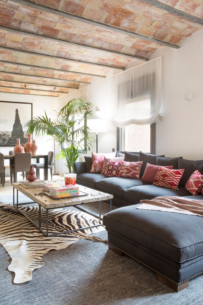 Salón con sofá con chaise longue. 