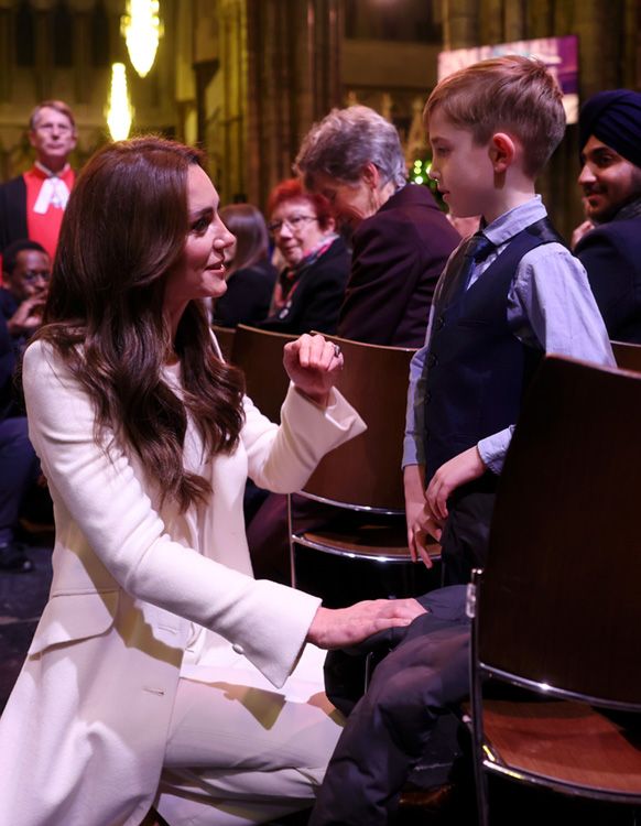 La princesa de Gales habla de forma entrañable con un niño