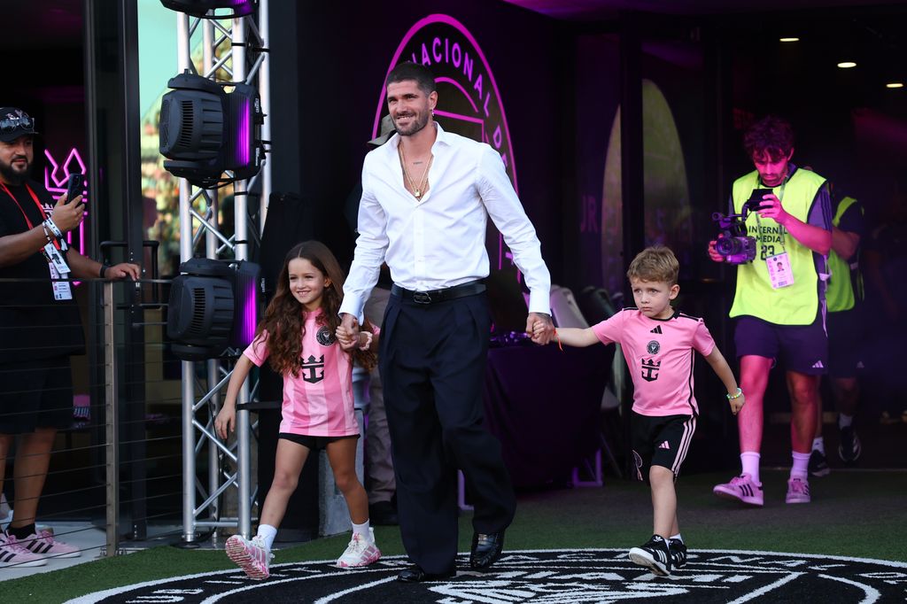 Rodrigo de Paul entró a la cancha de la mano de syus dos hijo, Francesca y Bautista