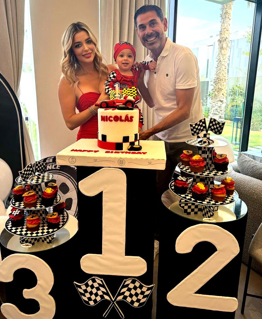  Plano medio de Fani Stipkovic y Fernando Hierro con su hijo en su fiesta de primer cumpleaños