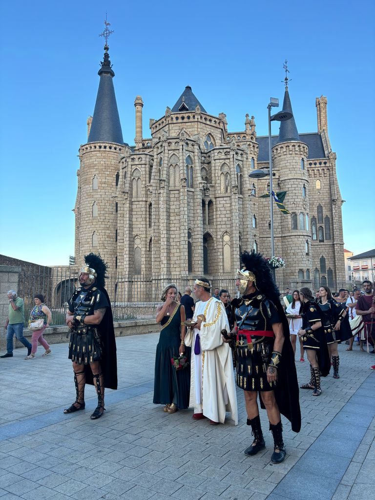 El César desfila delante del Palacio Episcopal de Gaudí, Astorga, León