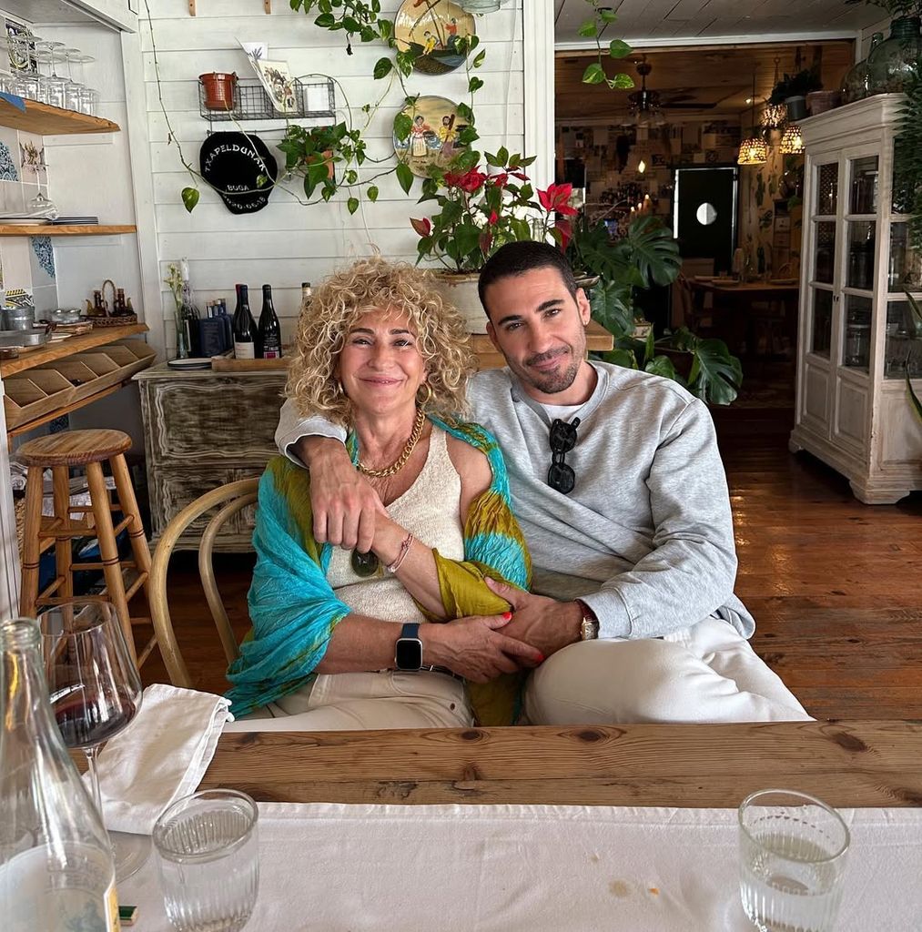 Miguel Ángel junto a su madre