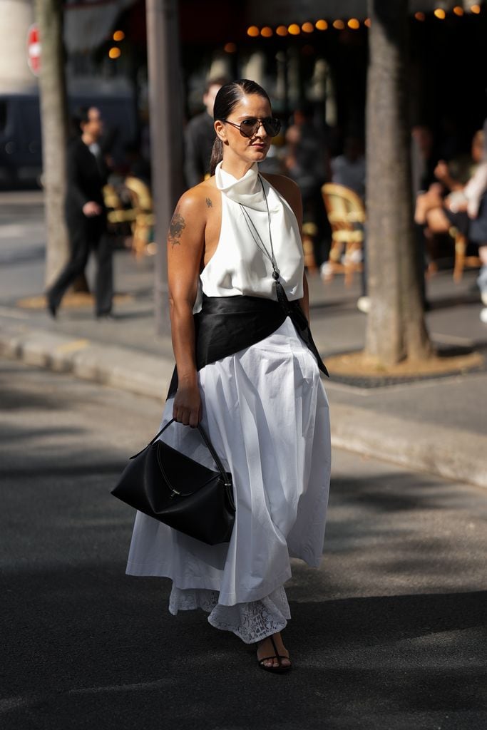 El pañuelo sobre una maxi falda es ideal para el verano