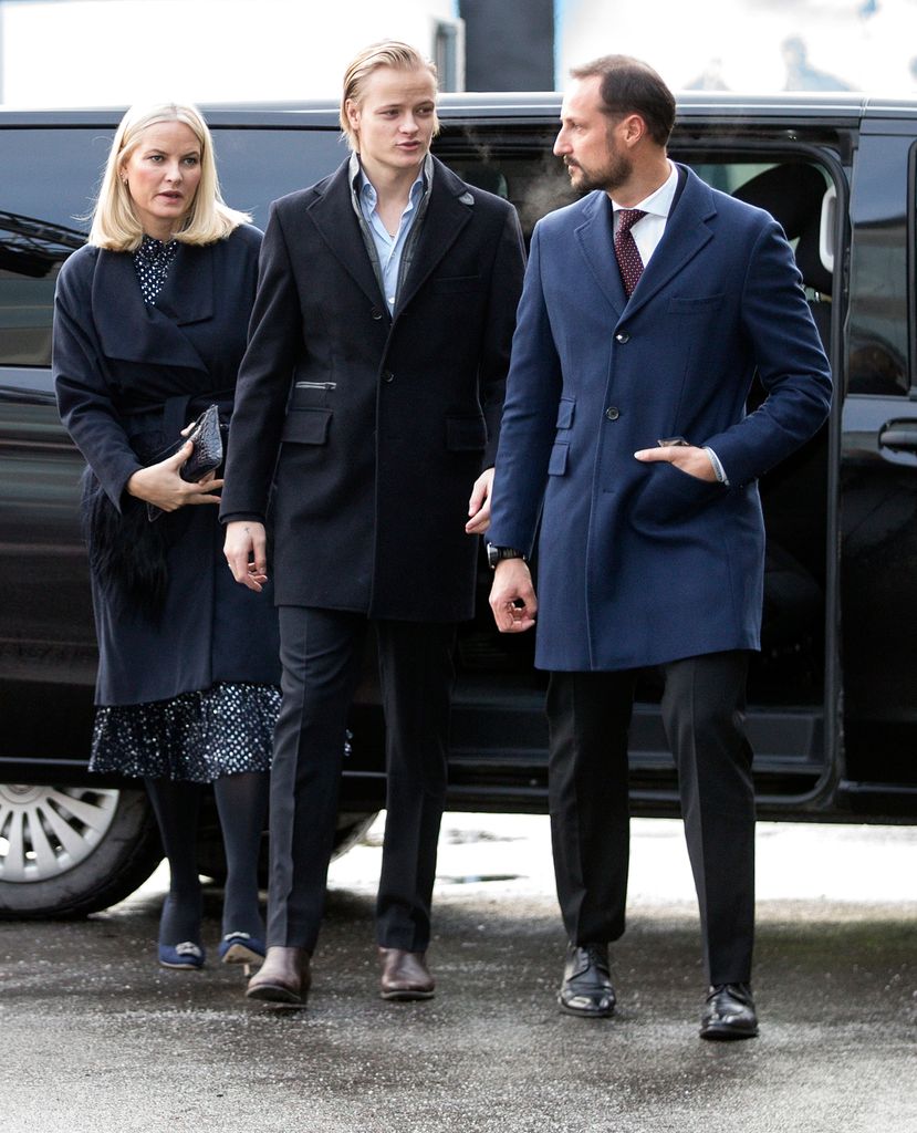 Los príncipes Haakon y Mette-Marit de Noruega junto a Marius Borg Hoiby en un evento público navideño en Oslo