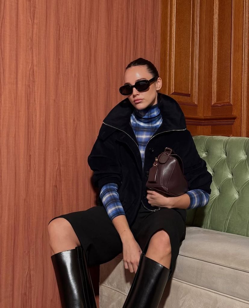 Azul y negro sí van juntos: así los combina Rochi Laffón 