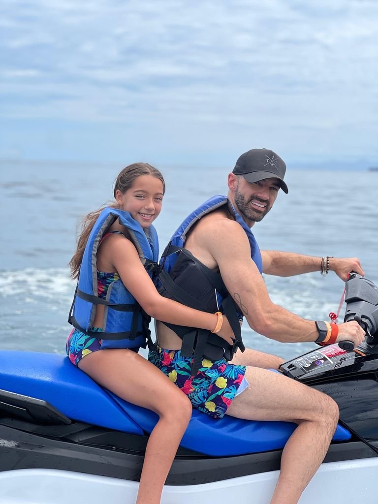 Toni Costa y su hija Alaïa se están divirtiendo a lo grande en Costa Rica.