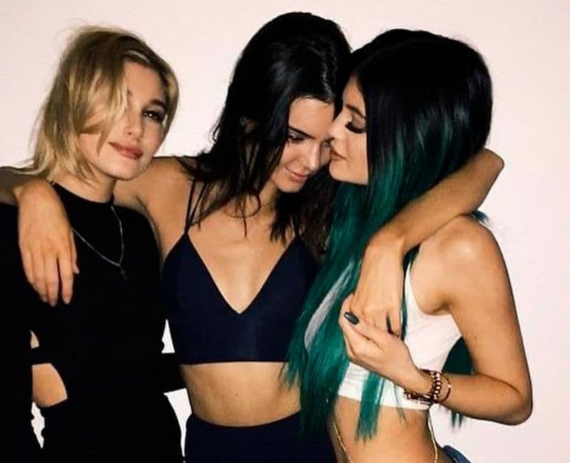 Hailey Bieber en su 18 cumpleaños con Kendall y Kylie Jenner