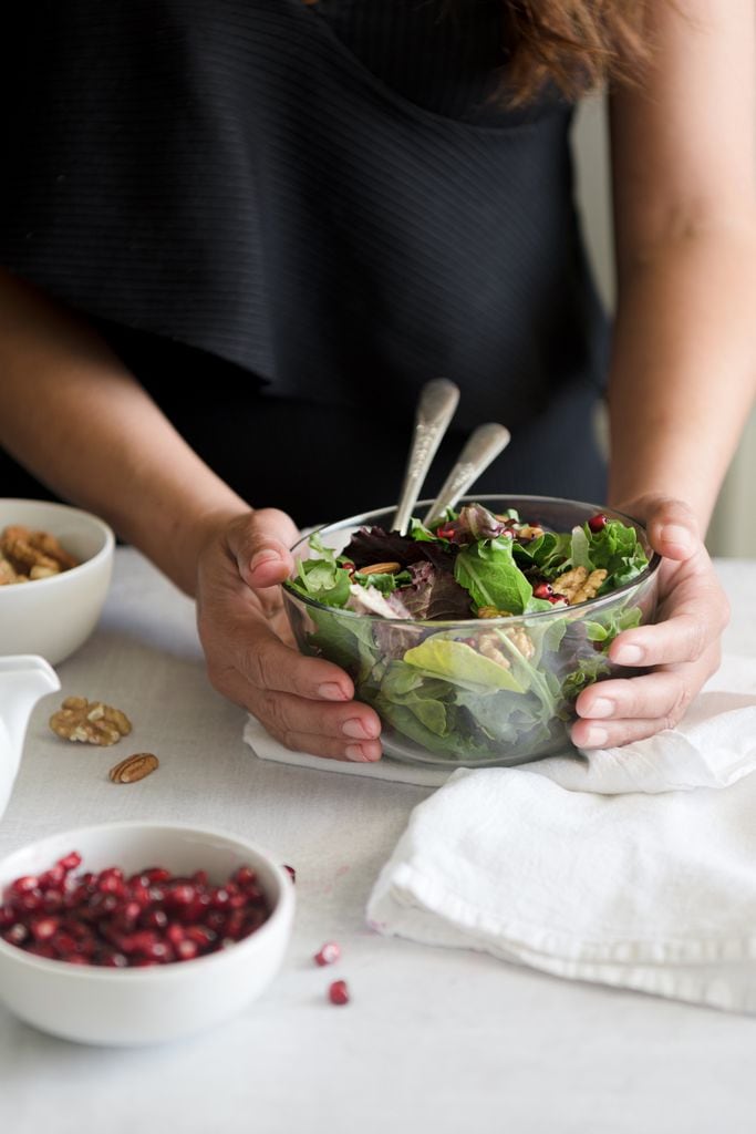 Una mujer haciendo una ensalada saludable