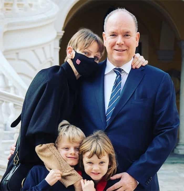 Alberto y Charlene de Mónaco con sus hijos