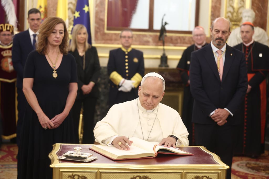 El papa León XIV firma el Libro de Honor del Congreso durante su visita al Congreso de los Diputados, el 8 de junio de 2026, en Madrid, España. León XIV es el primer Papa que pronuncia un discurso, como jefe del Estado de la Ciudad del Vaticano, ante diputados y senadores, en el marco de su visita oficial a España