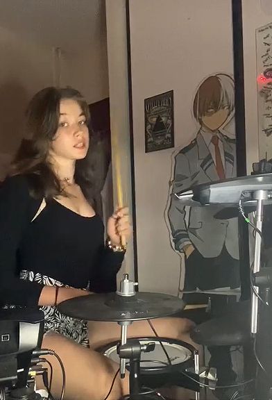 ES un apasionada de la música y, aunque ha probado varios instrumentos, siente una energía especial cuando toca la batería