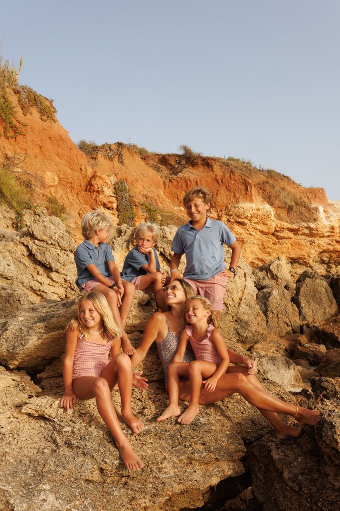 Cristina Martínez Gijón y su marido Álvaro, junto con sus hijos
