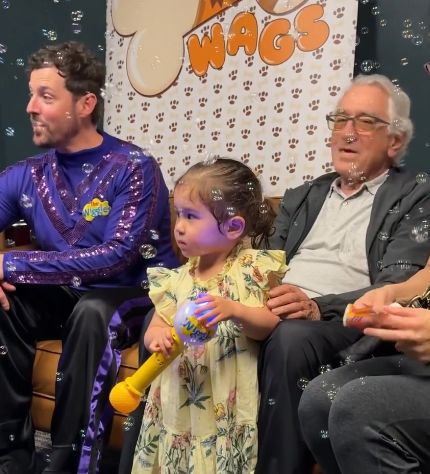 El tierno momento de Robert De Niro con su hija Gia, de 2 años, viendo a su grupo musical favorito 'The Wiggles'
