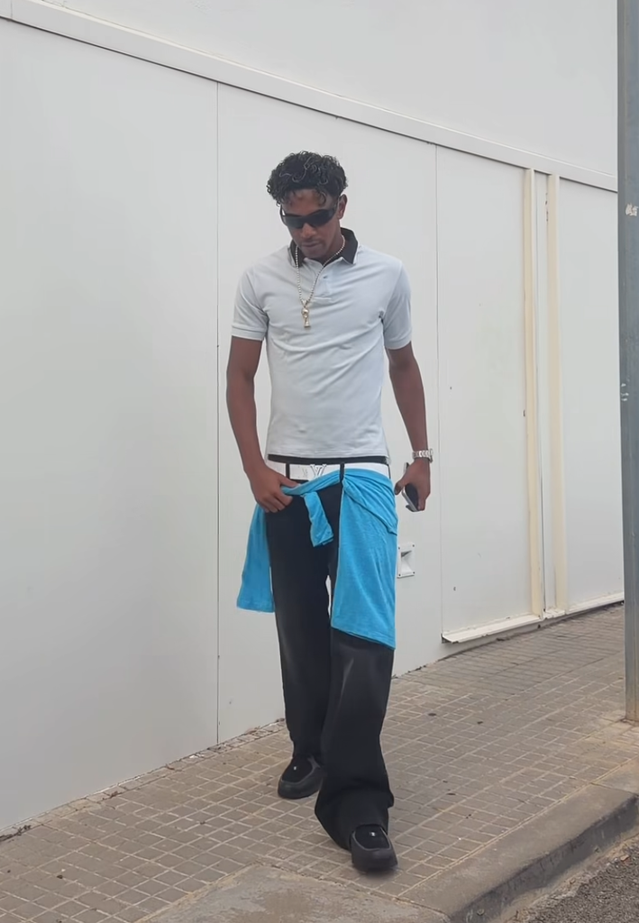 Lamine Yamal con look a juego con Inés García al estilo de los Beckham en los 2000