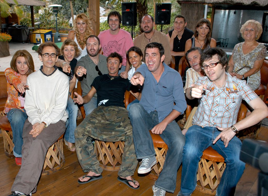 Silvia Wheeler, Alex O'Dogherty, Carolina Cerezuela, Esperanza Elipe, Luis Varela, Cesar Sarachu, Arturo Valls, Carlos Chamarro, Ana Ruiz, Nacho Rubio, Esperanza Pedreno, Javier Manrique y Mercedes Luzurriaga, de Camera Café, posando en Madrid en 2006