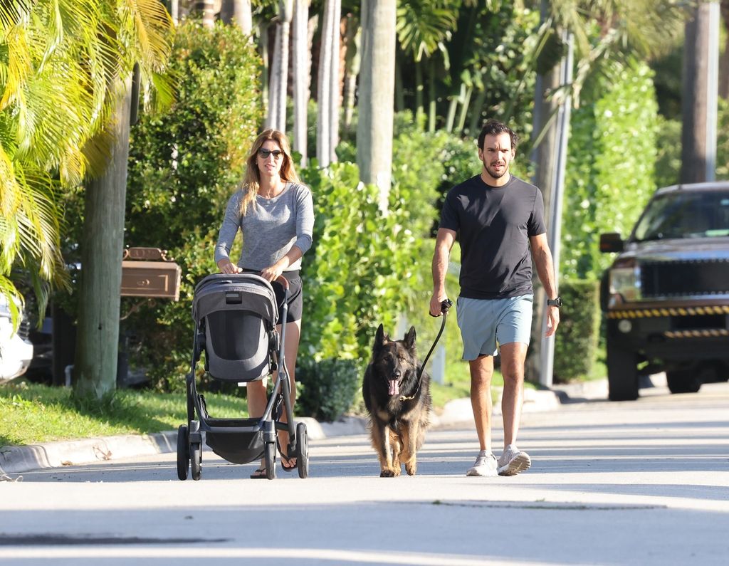 Gisele Bündchen y Joaquim Valente disfrutando de un paseo tranquilo en Miami con su bebé y su mascota.