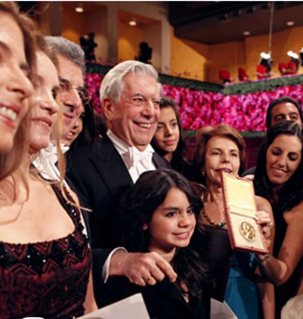 Mario Vargas Llosa junto a toda su familia en la entrega del Premio Nobel de Literatura en 2010
