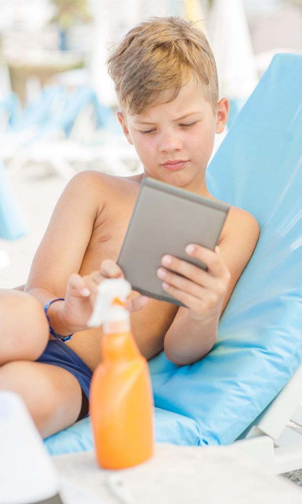Niño leyendo en la tablet