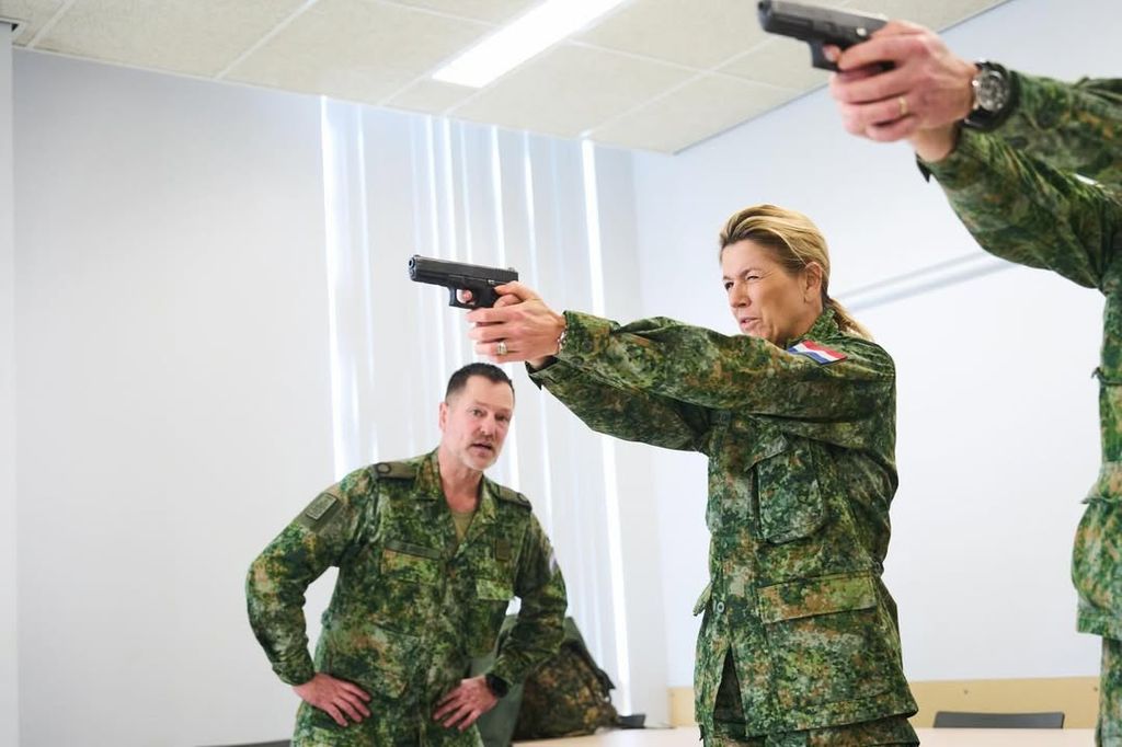La reina Máxima comenzó hoy su entrenamiento como reservista del Ejército Real Neerlandés
