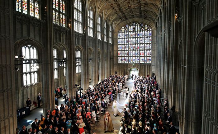 Meghan Markle caminando sola al altar en su boda con Harry de Inglaterra