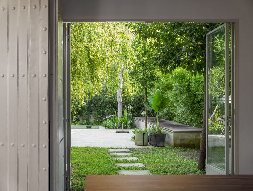 Jardín natural, sin ostentaciones, con pocos materiales pero bien elegidos