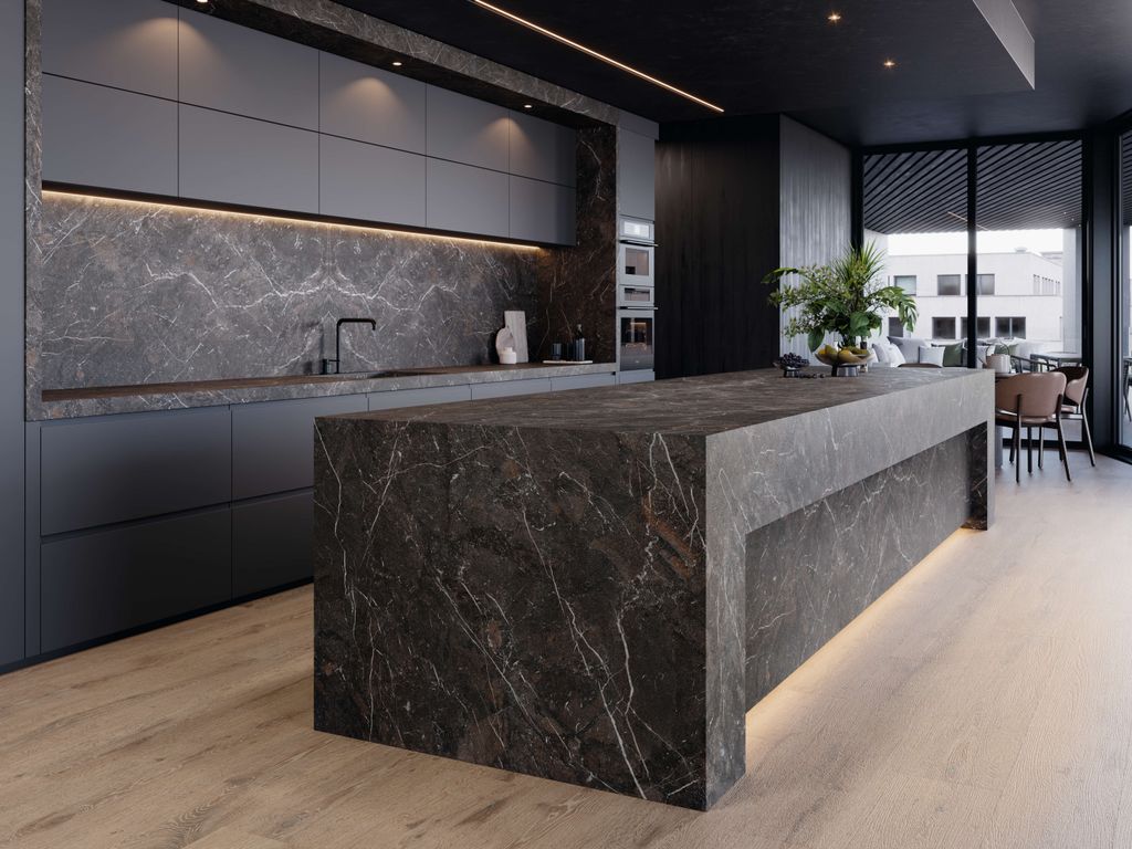Cocina con muebles y revestimientos de color negro
