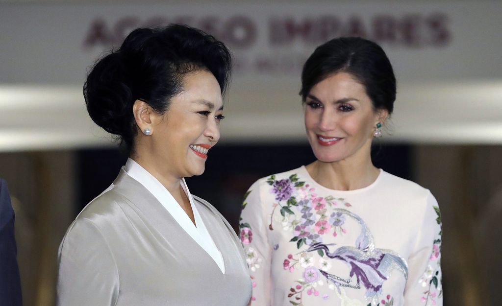 La reina Letizia y la primera dama, Peng Liyuan, durante la visita de Estado del presidente chino y su esposa a Madrid